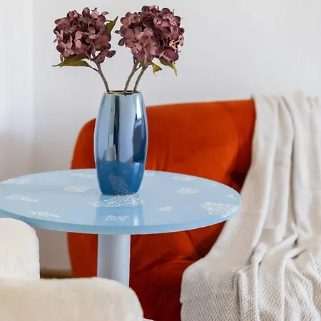 Stylish With Balcony In By Renters