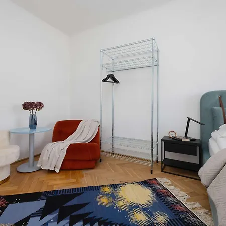 Stylish With Balcony In By Renters Appartamento